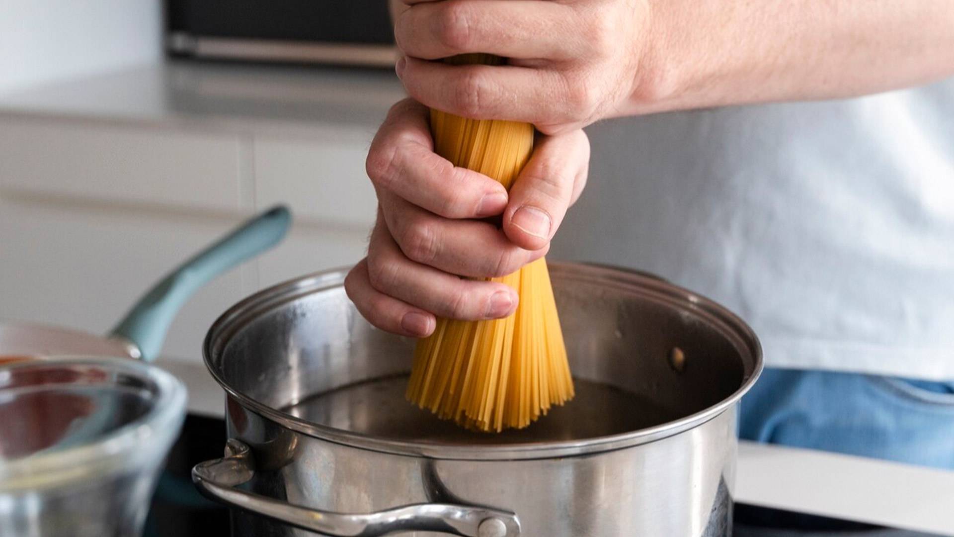 Você pode estar cozinhando macarrão errado e isso favorece o desenvolvimento de bactérias. Veja como evitá-lo!