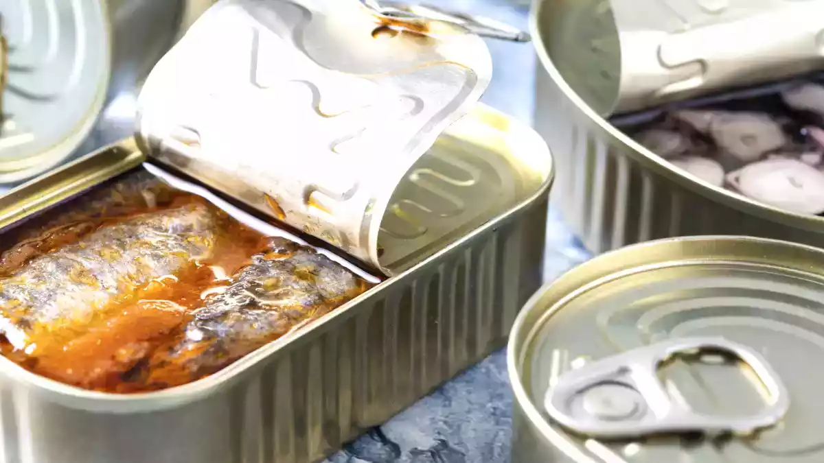 Por que nunca se deve manter latas abertas na geladeira?