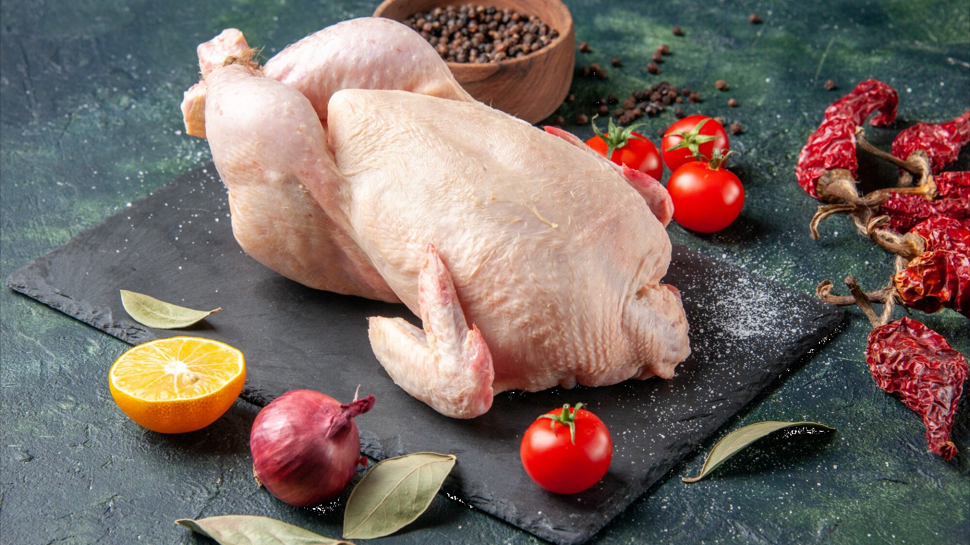 Você ainda está lavando seu frango cru? Veja por que você deve parar imediatamente!