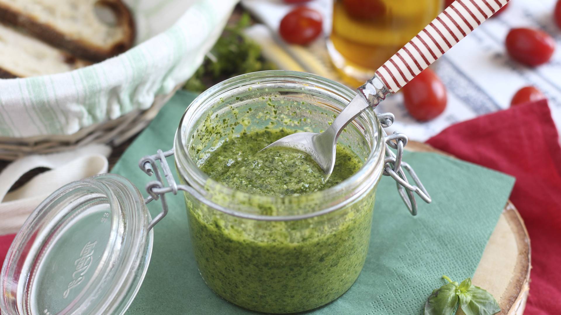 O que posso fazer para evitar que o meu pesto caseiro fique preto?