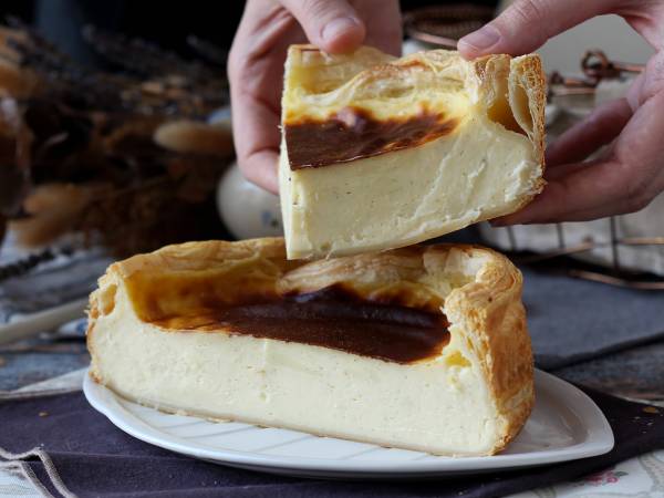 Aprenda a preparar em casa o autêntico flan parisien, a sobremesa francesa que está conquistando as grandes cidades.