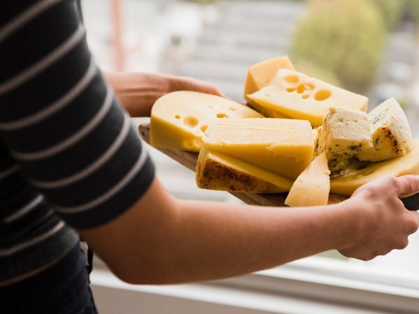 Pode congelar queijo? Descubra quais são ideais e quais não