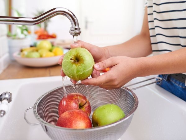 Você lava frutas corretamente? Veja o erro que prejudica sua saúde