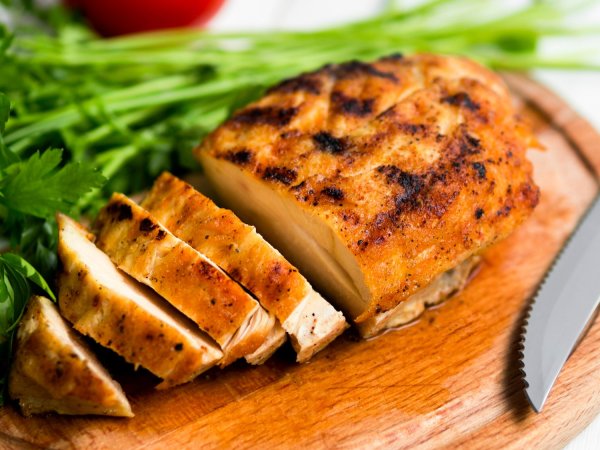 Os erros que deixam seu frango seco na grelha (e como corrigir)