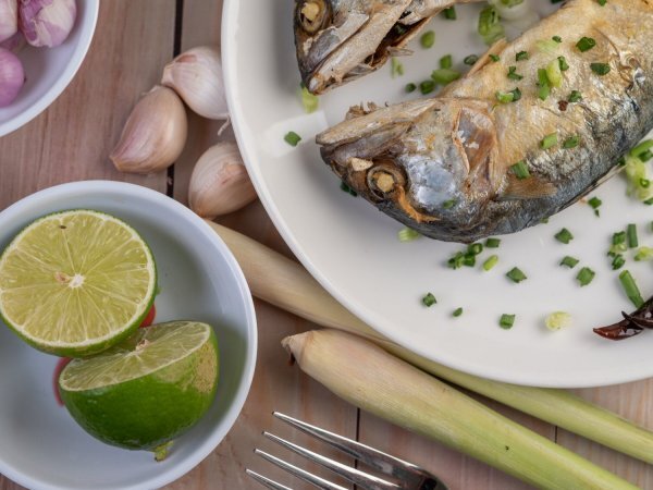 O truque do limão que muda o sabor do seu peixe