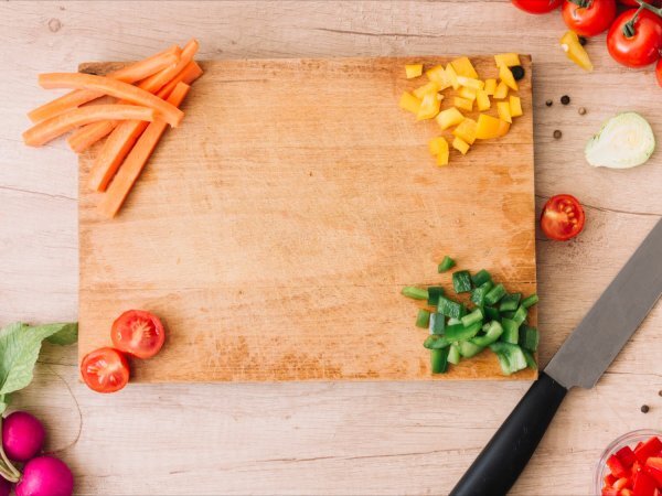 Essa misturinha com vinagre salva qualquer tábua de cortar comida