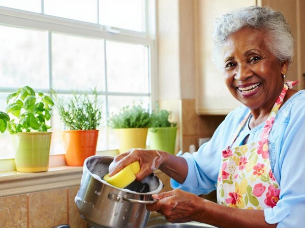 Descubra o truque das avós para panelas que brilham como novas usando só um ingrediente