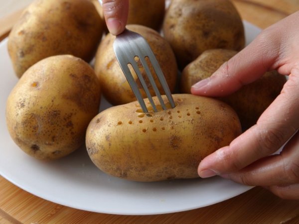 As batatas realmente devem ser picadas antes do cozimento? Nós investigamos!