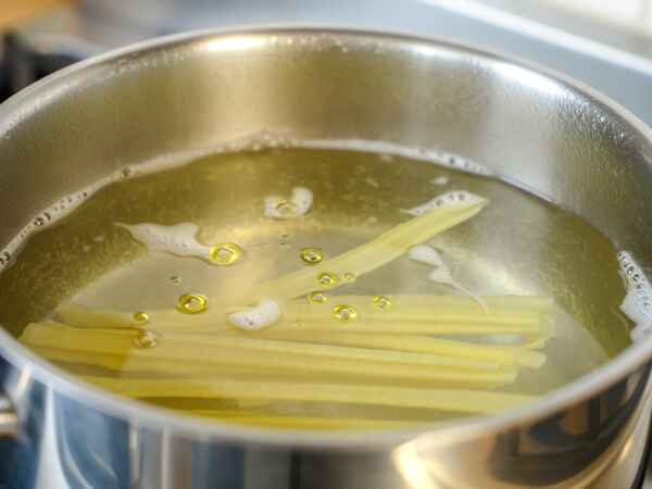 Por que você não deve colocar óleo na água do macarrão