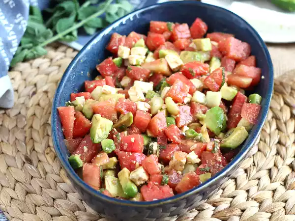 Essa salada mata a fome de verdade e ainda seca gordura