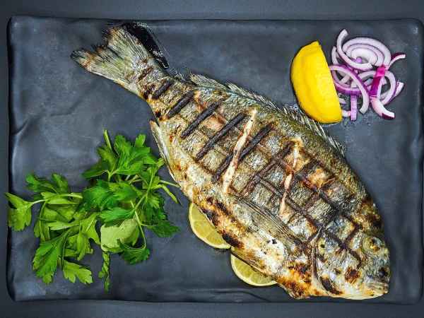 Peixe na churrasqueira: como evitar que grude na grelha