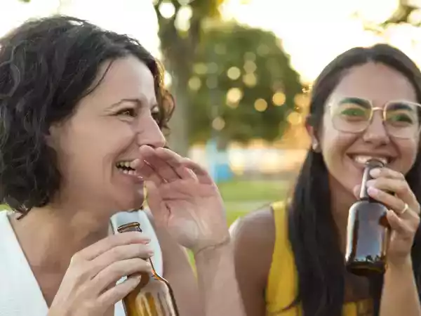 Cerveja gelada ou chá quente? O que refresca mais em dias de calor?
