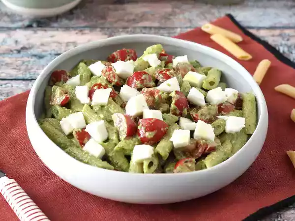 6 saladas de macarrão para quem quer fugir do fogão com muito estilo