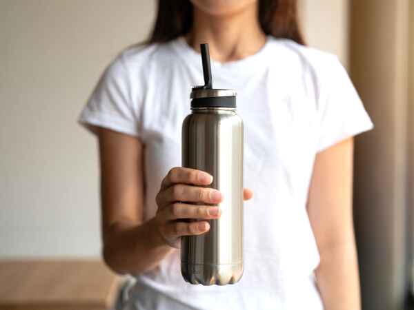 Beber mais água todos os dias: por que (e como) a garrafa de água com canudo pode mudar sua vida