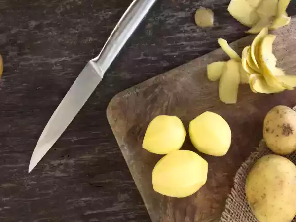 O truque infalível para a batata não escurecer depois de descascada (e você tem em casa!)