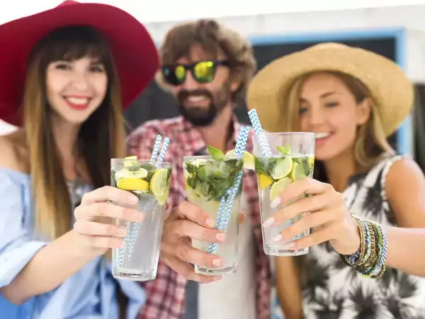 7 brindes que você precisa experimentar antes de morrer. Cada um com o sabor de um país!