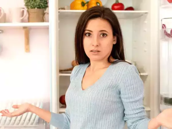 Você guarda comida quente na geladeira? Cuidado: o risco para sua saúde (e para sua geladeira) é real!