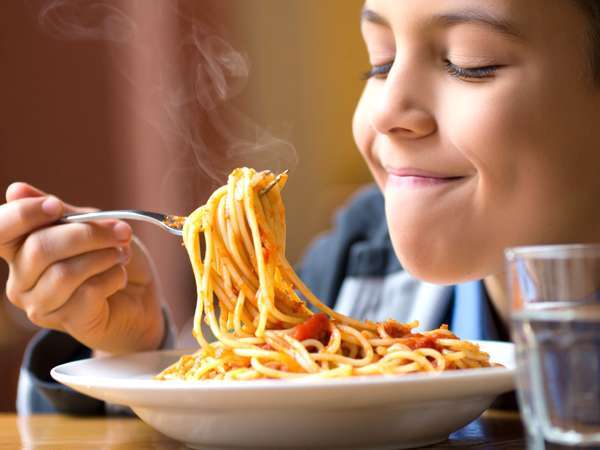 Macarrão todos os dias: hábito inocente ou risco à saúde?