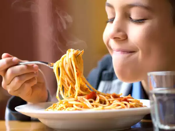Macarrão todos os dias: hábito inocente ou risco à saúde?