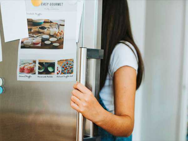 No calor, sua geladeira pode virar o vilão da conta de luz. Descubra 7 truques para economizar energia no verão