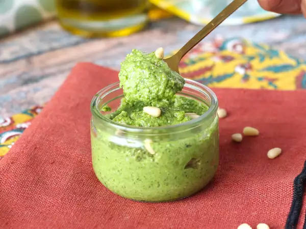 Por que a rúcula pode destronar o manjericão neste pesto (e economizar seu orçamento!)