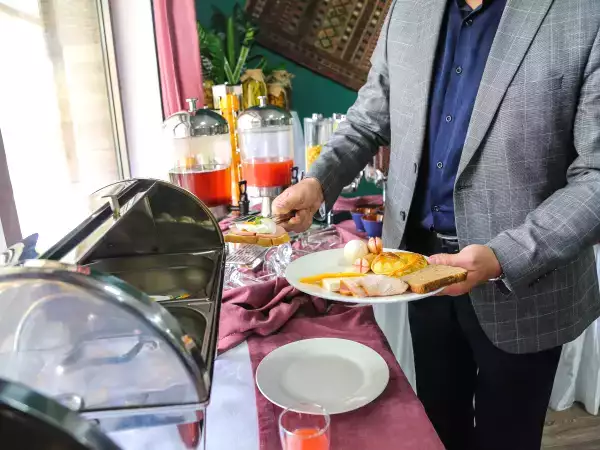 Como sobreviver a um bufê de comida à vontade sem remorso ou indulgência