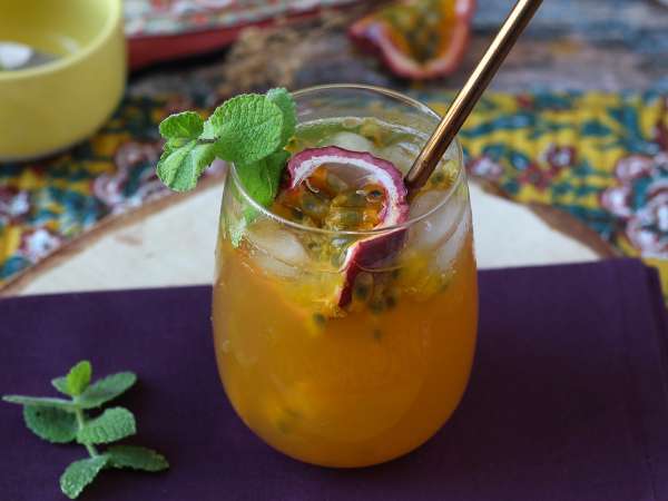 8 drinques geladíssimos para espantar o calor (com versões alcoólicas e não alcoólicas, todo mundo pode aproveitar)