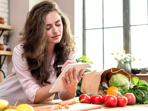 Alimentos que ajudam você a suar menos (e quais devem ser evitados agora!)