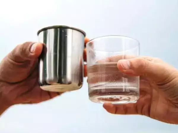 Copo de vidro ou de inox: qual mantém a bebida gelada por mais tempo?