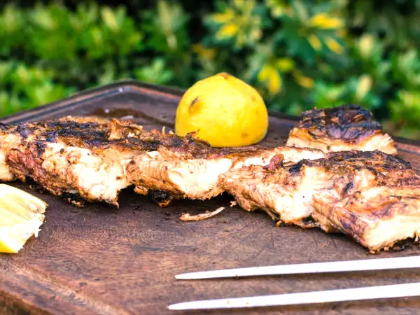 Churrasco com mosquito, nunca mais! Este truque com limão é infalível e ainda dá sabor às carnes