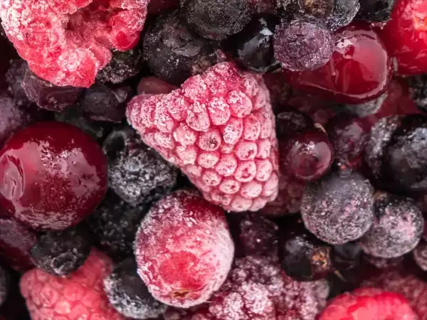 Congelar frutas desse jeito muda tudo (e ninguém fala sobre isso)