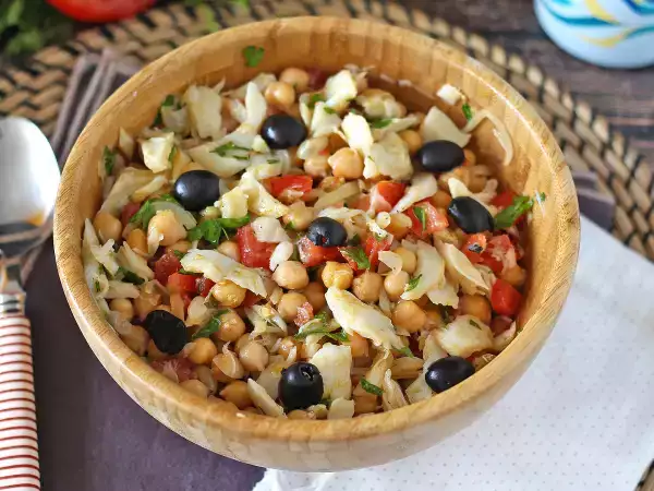 Esta salada de grão-de-bico é tudo o que você precisa nos dias quentes: refrescante, rápida e super nutritiva