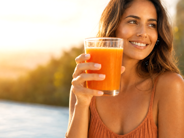 O suco que ajuda a manter o bronzeado por mais tempo
