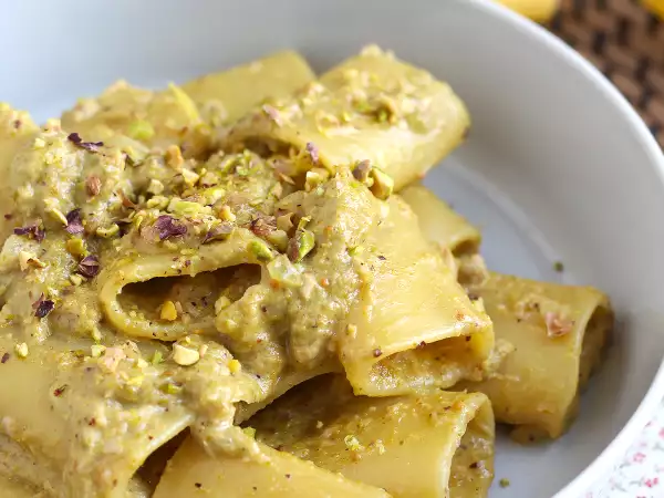 O prato de macarrão que some da mesa em minutos e todo mundo pede a receita