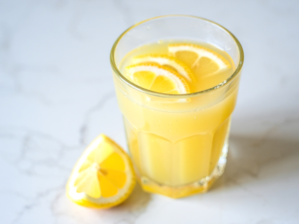 Tomar suco de limão em jejum emagrece mesmo? A resposta vai te surpreender