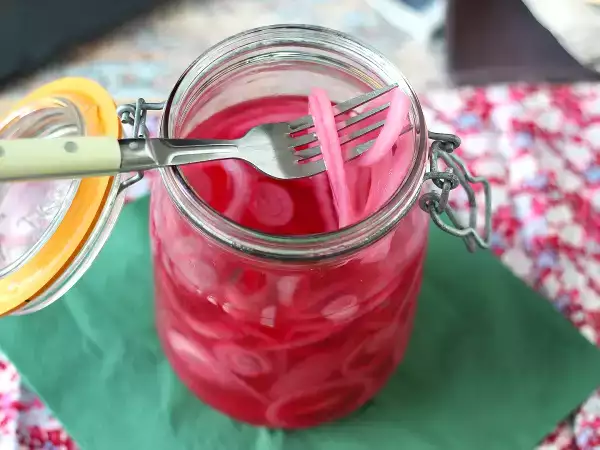 Como fazer cebolas em conserva dignas de restaurante em minutos