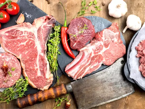 Por que a carne precisa sair da geladeira antes de cozinhar (e o tempo exato para isso)