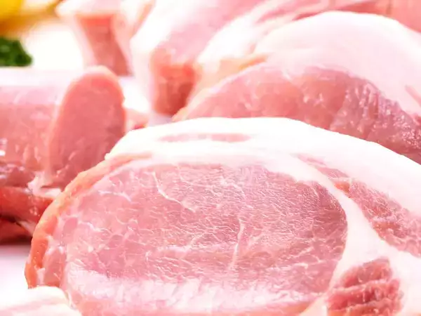 Carne de porco rosa: ela é realmente arriscada para sua saúde?