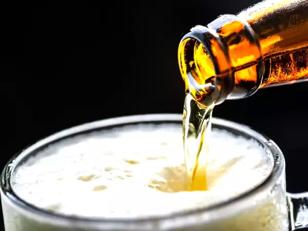Por que a cerveja faz menos espuma quando você inclina o copo?