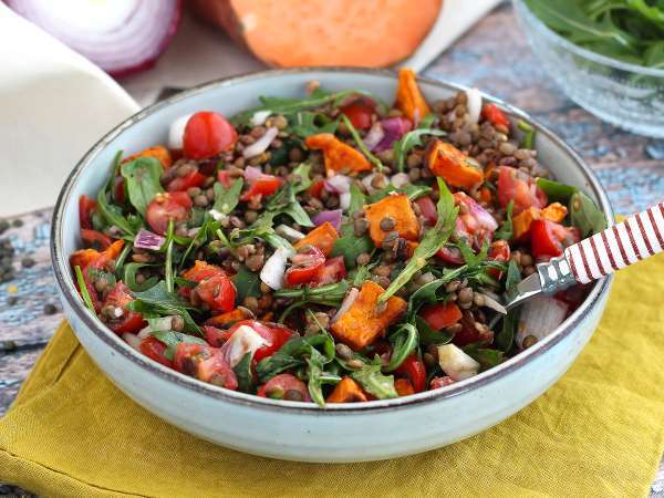 Esta salada de lentilha com batata doce é a opção rápida e nutritiva que vai virar sua nova favorita
