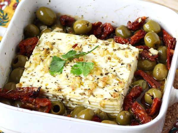 De saladas a massas: 15 receitas com queijo feta que vão mudar sua cozinha