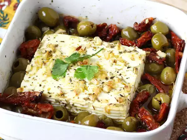 De saladas a massas: 15 receitas com queijo feta que vão mudar sua cozinha