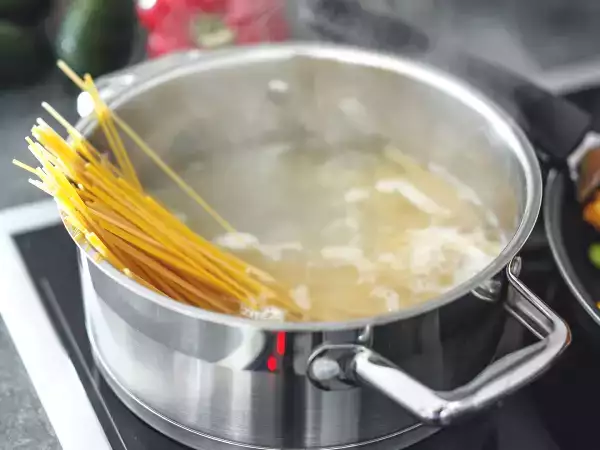 Por que todo mundo fala sobre a água de cozimento do macarrão? Veja para que ela realmente serve