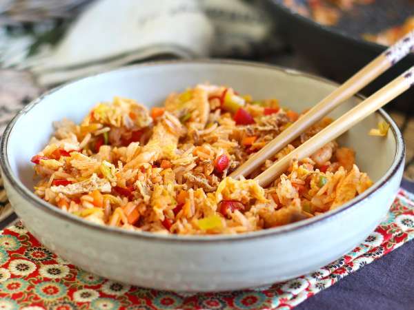 Sobrou arroz? Ótima notícia: ele pode se transformar em um prato surpreendente, muito mais saboroso do que o original