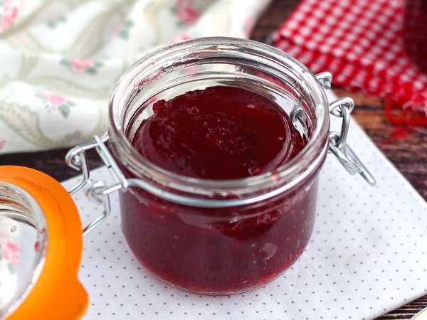 Geleia de ameixa caseira com apenas três ingredientes? Sim, é possível, e é absolutamente deliciosa!
