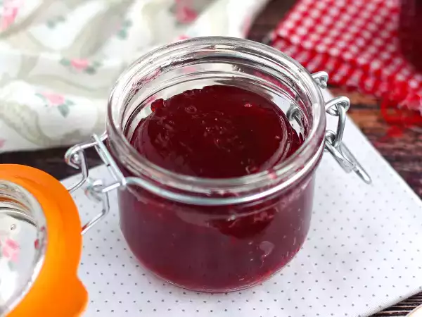 Geleia de ameixa caseira com apenas três ingredientes? Sim, é possível, e é absolutamente deliciosa!