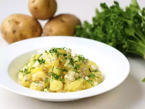 Essa é a salada de batata que todo mundo pede a receita e é muito fácil de fazer