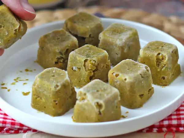 Descubra como fazer cubos de tempero caseiros: naturais, cheios de sabor e que duram meses no freezer