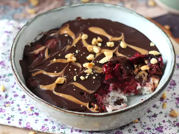 Overnight oat de frutas vermelhas e chocolate: o café da manhã saudável (e irresistível) que vai mudar seu dia!