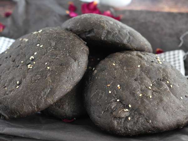 Pão preto da Wednesday: a receita sombria do Burger King que virou febre ( e que dá pra fazer em casa)